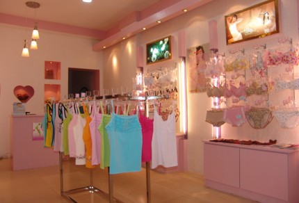 可娃衣内衣店铺展示