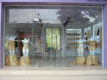 欧珀莱内衣店铺展示