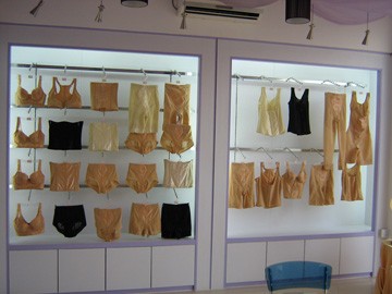 欧珀莱内衣店铺展示