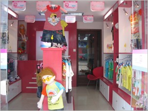 可爱100童装店铺展示