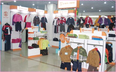 “玩乐族”童装店铺展示