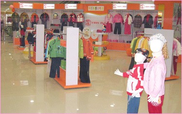 “玩乐族”童装店铺展示