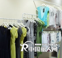 衣布多女装店铺形象