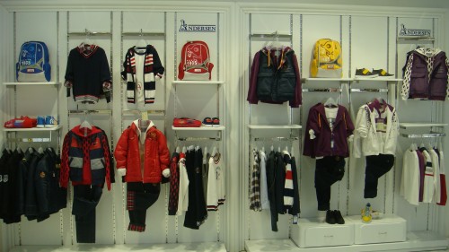 安徒生儿童世界童装店铺展示