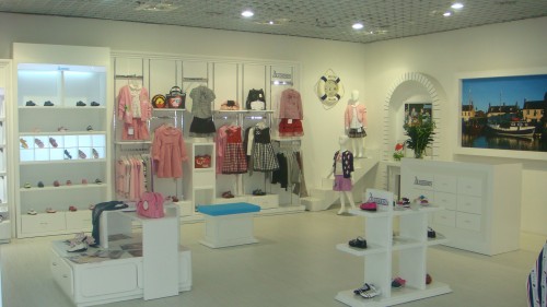 安徒生儿童世界童装店铺展示