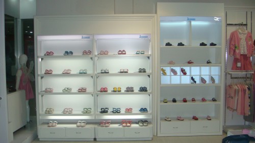 安徒生儿童世界童装店铺展示