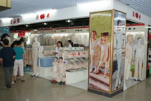绿典彩棉童装店铺展示
