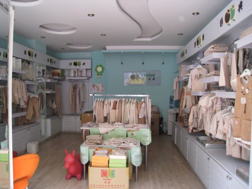 绿典彩棉童装店铺展示