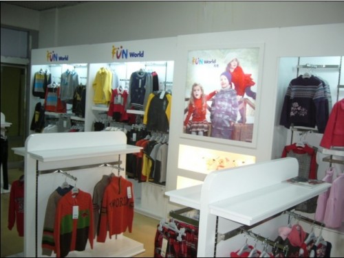 凡兜童装店铺展示
