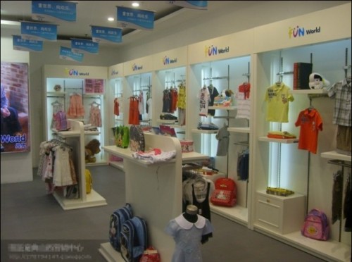 凡兜童装店铺展示