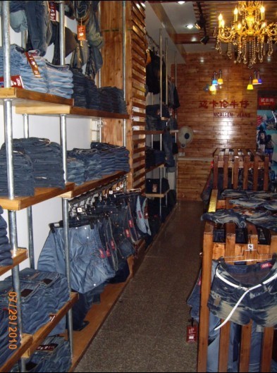 迈卡伦牛仔店铺展示