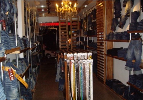 迈卡伦牛仔店铺展示