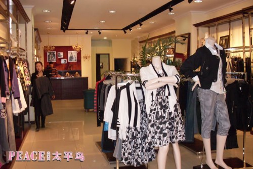 太平鸟女装店铺展示