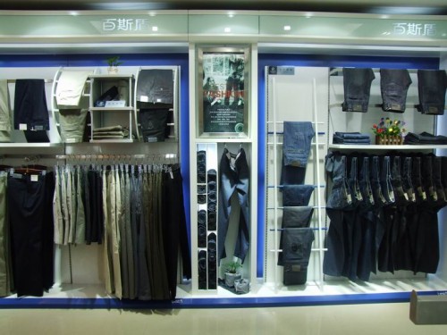 百斯盾休闲装店铺展示