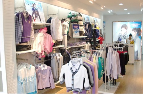 优友情侣女装店铺展示