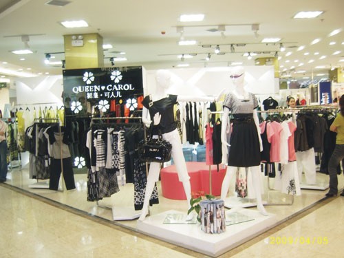 裙皇可人儿女装店铺展示