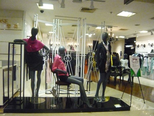 透秀女装店铺展示