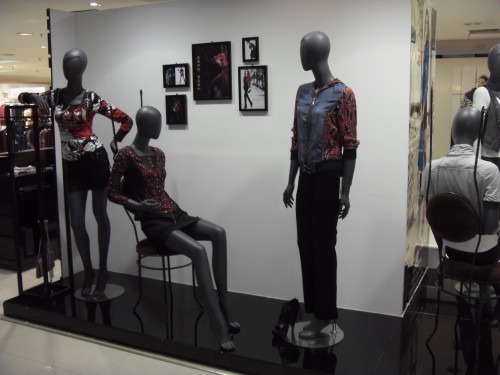 透秀女装店铺展示