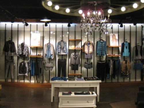 衣之纯女装店铺形象