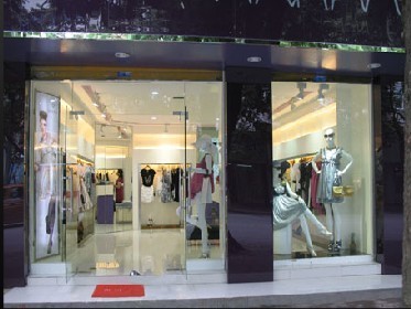 简画女装店铺展示