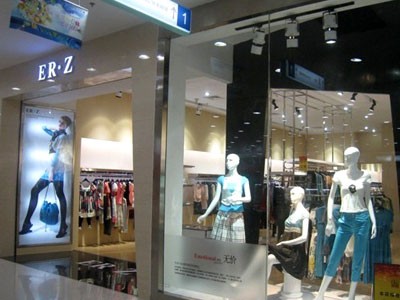 卓依尔女装店铺展示
