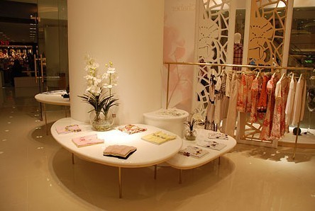 巧帛女装店铺展示