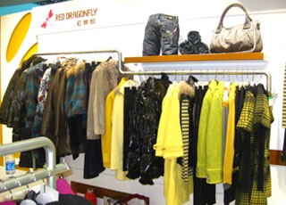 红蜻蜓女装店铺形象