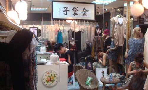 金袋子女装店铺展示