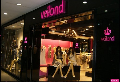 伟伦时尚女装店铺展示