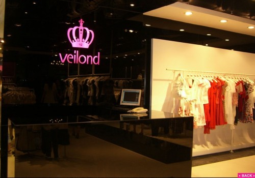 伟伦时尚女装店铺展示