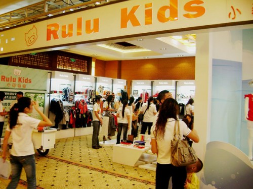 小猪噜噜童装店铺展示