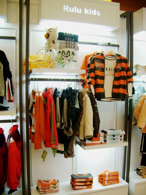 小猪噜噜童装店铺展示