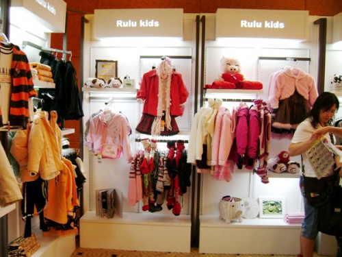 小猪噜噜童装店铺展示