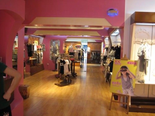 时尚小鱼童装店铺展示