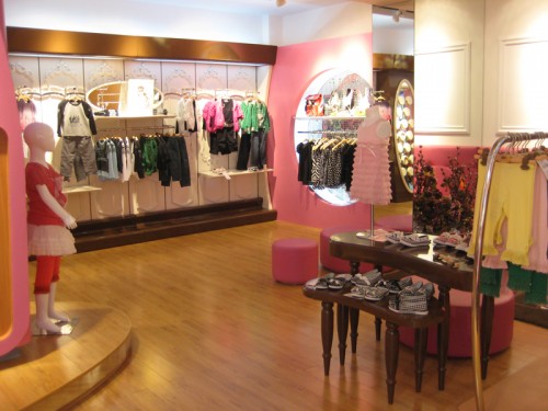 时尚小鱼童装店铺展示