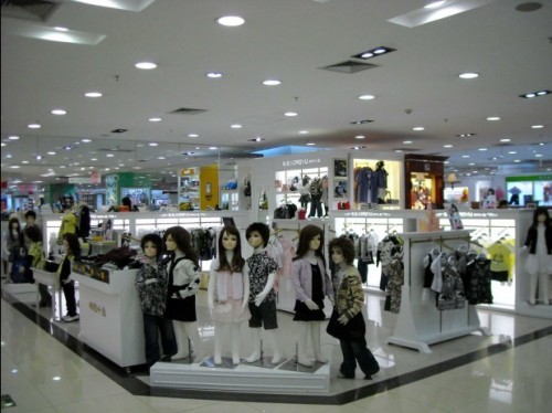 时尚小鱼童装店铺展示