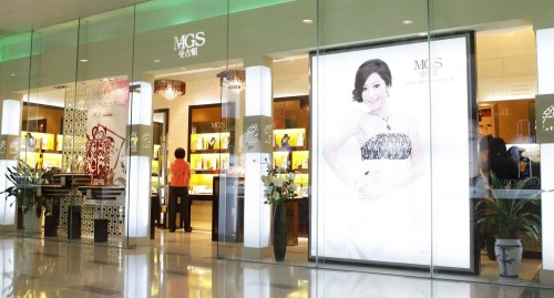 曼古银女装店铺展示