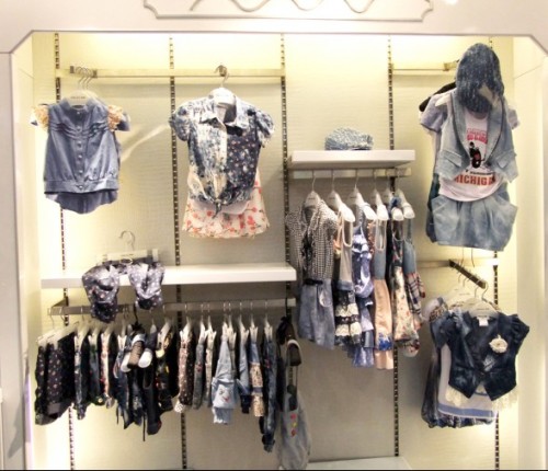 翘嘴蛇童装店铺形象