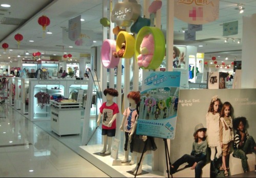 翘嘴蛇童装店铺形象