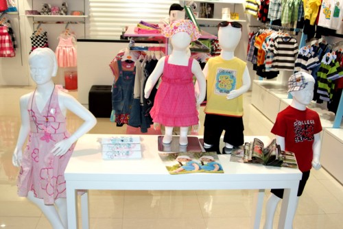 偶飞童装店铺展示