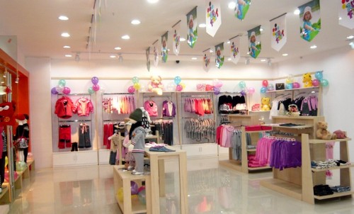 偶飞童装店铺展示