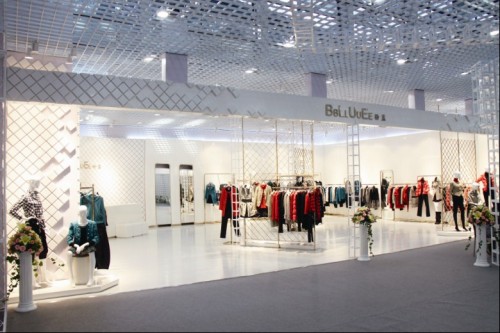 粉蓝女装店铺展示