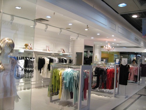 黛尔娜女装店铺形象