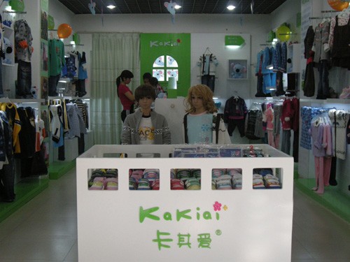 卡其爱童装店铺展示
