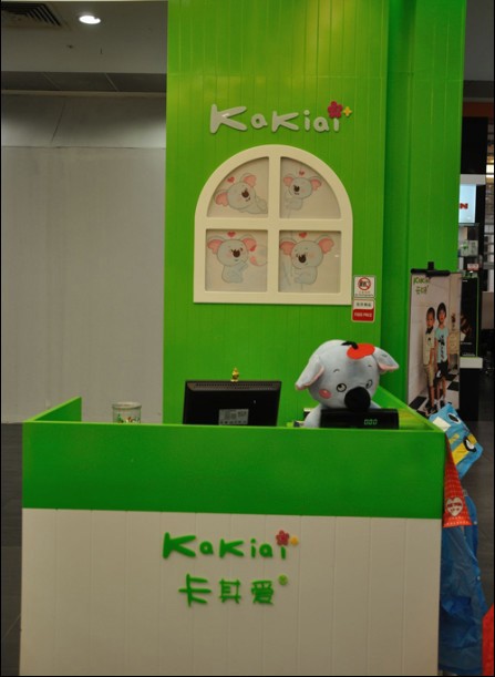卡其爱童装店铺展示