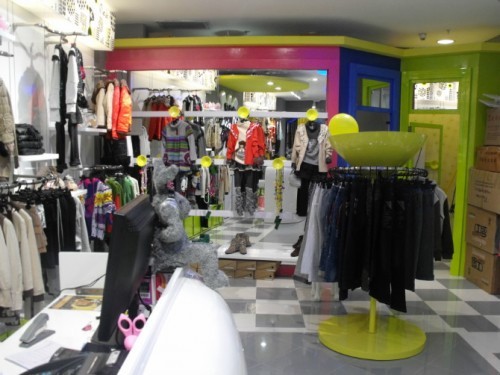 呐威儿童装店铺展示