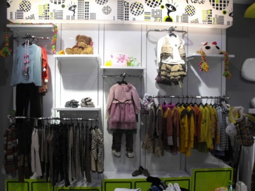 呐威儿童装店铺展示