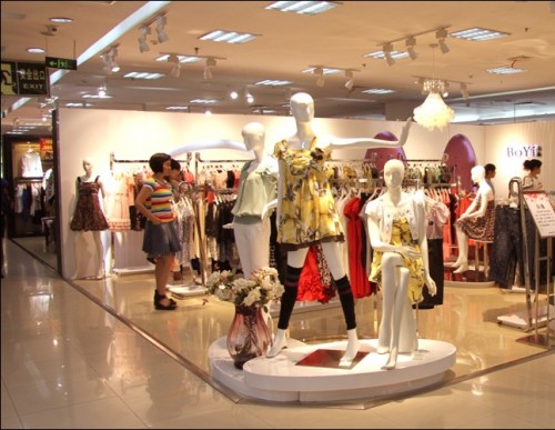 帛逸女装店铺展示