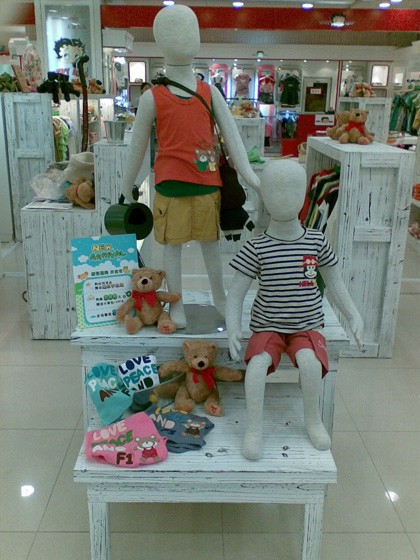 欣琪儿童装店铺展示