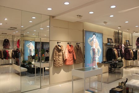 朗曼笛羽绒服店铺形象